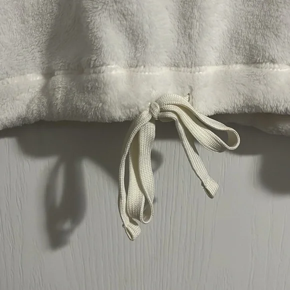 Old Navy Women’s Pull Over - Picture 5 of 5